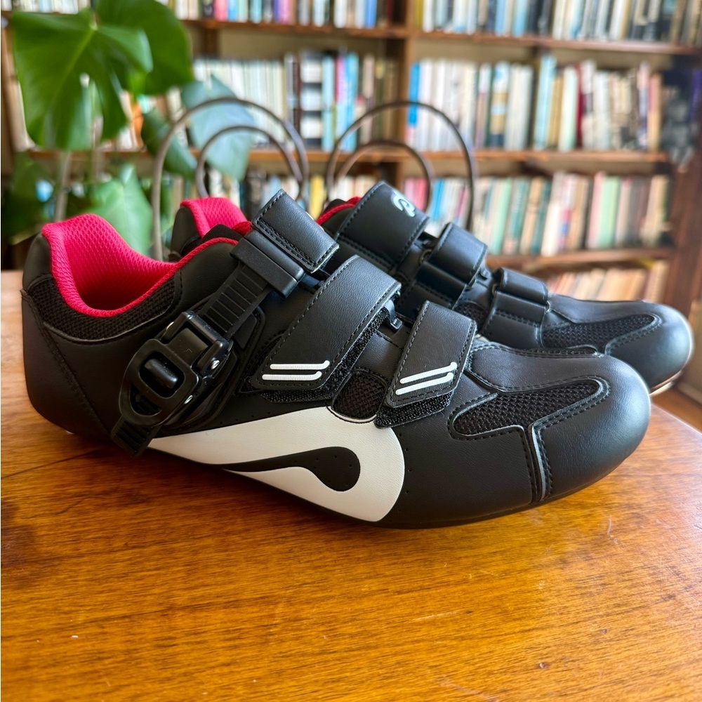 Peloton size 39 cycling shoes with clip attachments